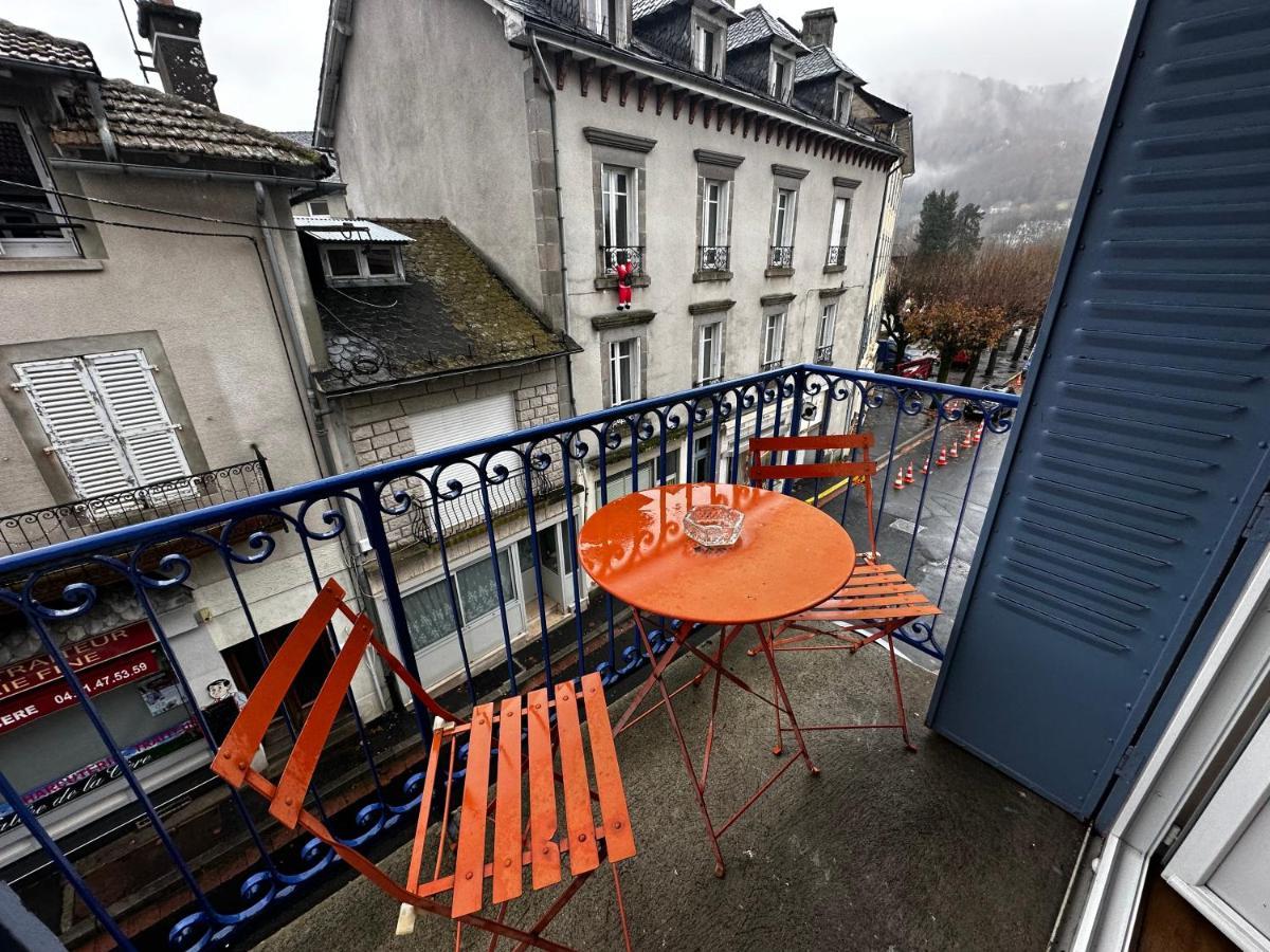 Belle Maison De Ville Au Coeur Du Village De Montagne Vic-sur-Cère Dış mekan fotoğraf